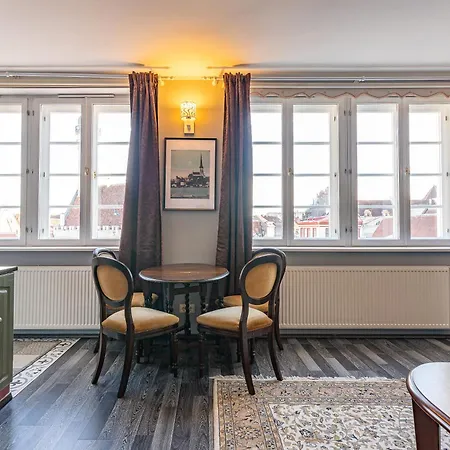 Old Town - Hall Square Apartment